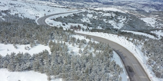 Sivas'ta kar, yolları ulaşıma kapattı