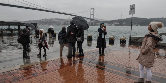 Yağmur yağsa da İstanbul'un keyfini onlar çıkartıyor