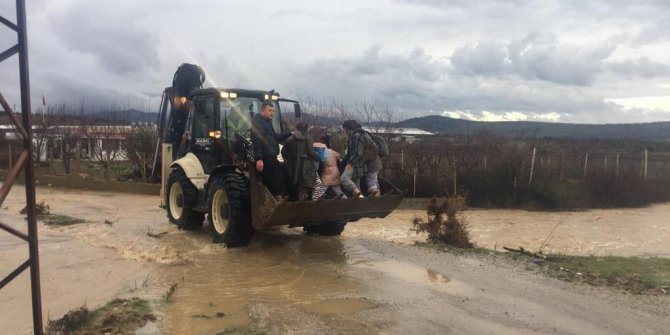 Manisa'da şiddetli yağış yolları ulaşıma kapattı