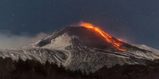 Etna Yanardağı lav püskürtmeye başladı