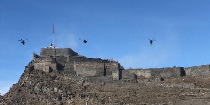 Atak helikopterleriyle Kars Kalesi’nde dev gövde gösterisi