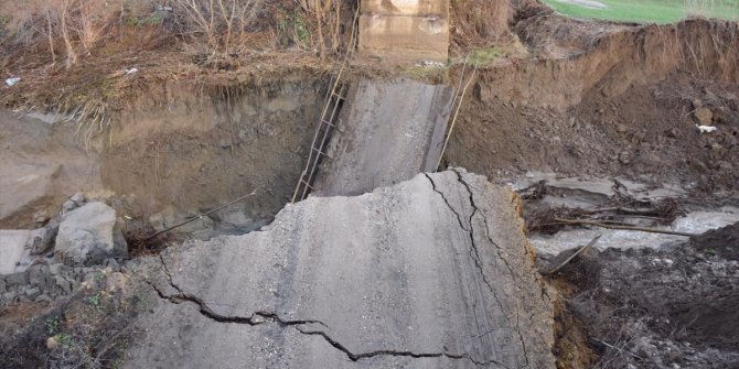 Tekirdağ'da şiddetli yağış Harmanlı Köprüsü’nü yıktı