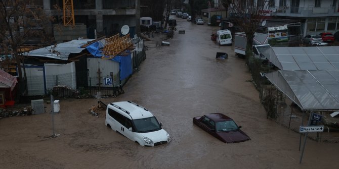 İzmir'e 8 saatte 1 aylık yağış düştü