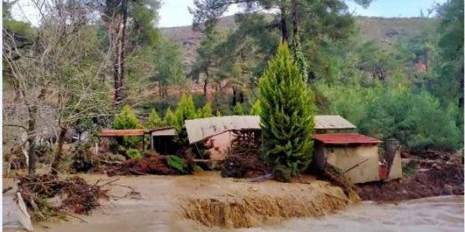 Menderes'te taşkın tehlikesi 30 aileyi evinden etti