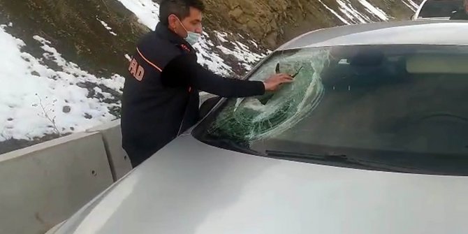 Dağdan yuvarlandı aracın camını parçaladı