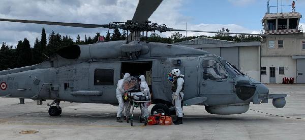 Kovid- 19 hastası, Gökçeada'dan Çanakkale'ye helikopterle sevk edildi