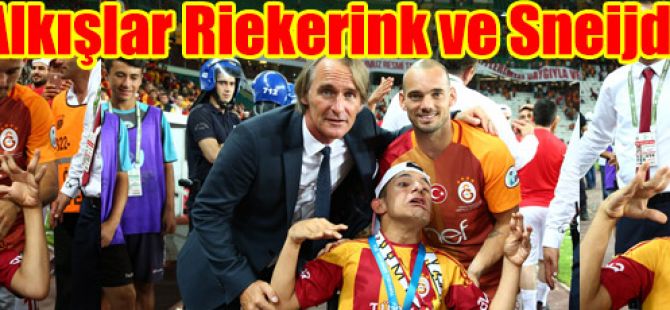 Sneijder madalyasını engelli taraftara hediye etti