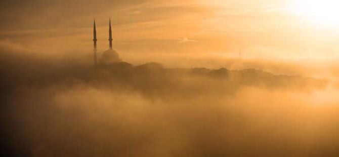 İstanbul'daki yoğun sis bu görüntüleri oluşturdu