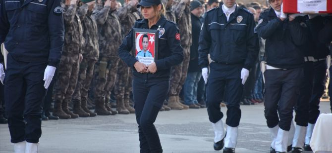 Hem silah hem de hayat arkadaşını uğurladı