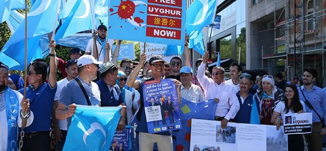 Brüksel'de Uygur Türkleri protestosu!