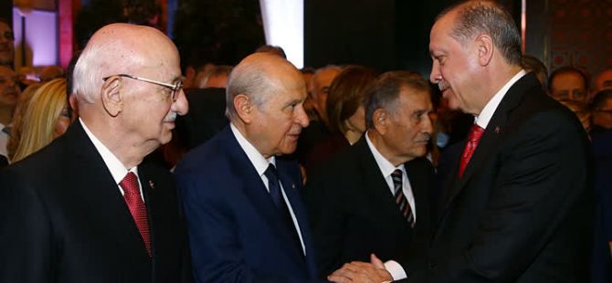 Erdoğan 29 Ekim resepsiyonunda Bahçeli'yle özel ilgilendi