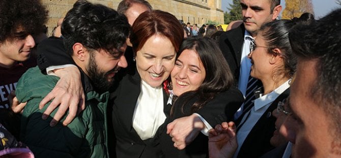 Anıtkabir'de Meral Akşener'e yoğun ilgi