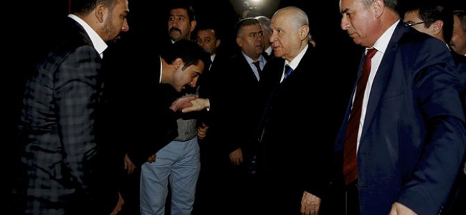 Devlet Bahçeli'nin elini öpmek için yarışa girdiler