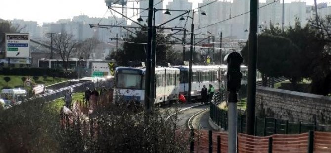 Topkapı’da tramvay yine raydan çıktı