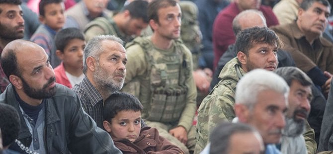 Afrinliler Mehmetçik ile cuma namazı kıldı