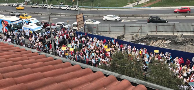 Akşener'e medya sansürüne coşkulu uğurlama