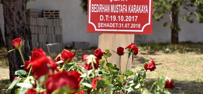 Şehit anne ve oğlunun mezarlarına ziyaretçi akını