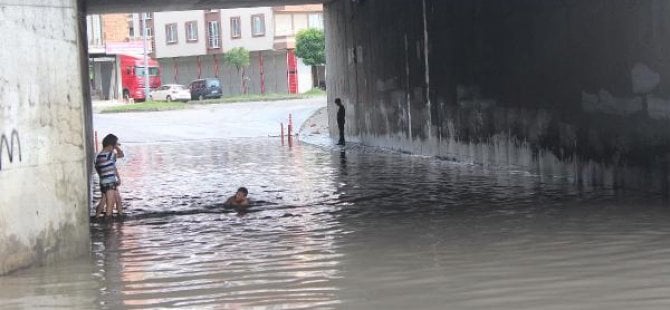 Samsun Çarşamba'da çocuklar çamurlu suda yüzdü