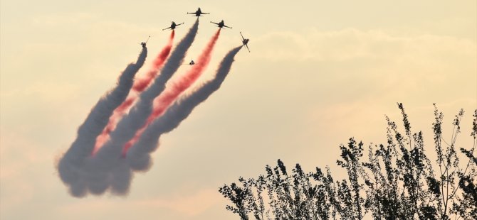 Türk Yıldızları 'Malazgirt' ve 'Büyük Taarruz' için uçtu