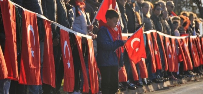 Atatürk için 10 kilometrelik saygı zinciri