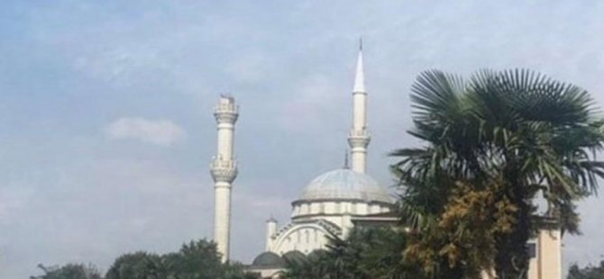 Deprem caminin minaresini yıktı!