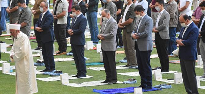 Burası Konya: Stadyumda sosyal mesafeli bayram namazı