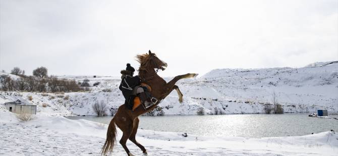 Ankara'da kar yağışıyla birlikte çiftliklerde kartpostallık görüntüler ortaya çıktı