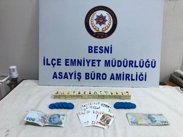 Evde kumar oynayan 9 kişiye binlerce lira ceza kesildi