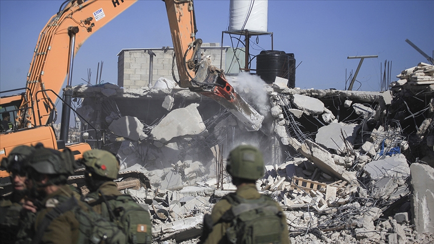İsrail Batı Şeria'da Filistinlilere ait bir evi yıktı