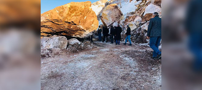 Hakkari'de kopan dev kaya otoyolu trafiğe kapattı