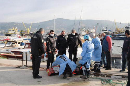Foça'da balıkçı barınağında gizemli ceset bulundu