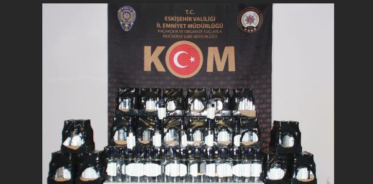 Yüzlerce litre kaçak etil alkol deposuna polis baskını