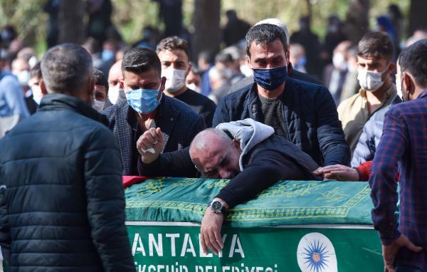 Antalya'da trafik kazasında ölen 6 kişiye veda