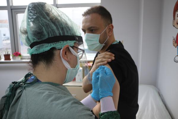 Tokat’ta sağlık çalışanlarına ikinci doz aşı başladı