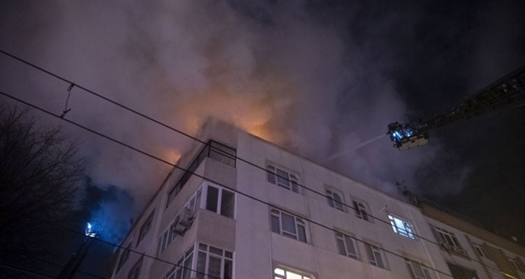 Zeytinburnu'nda 4 katlı binada yangın paniği