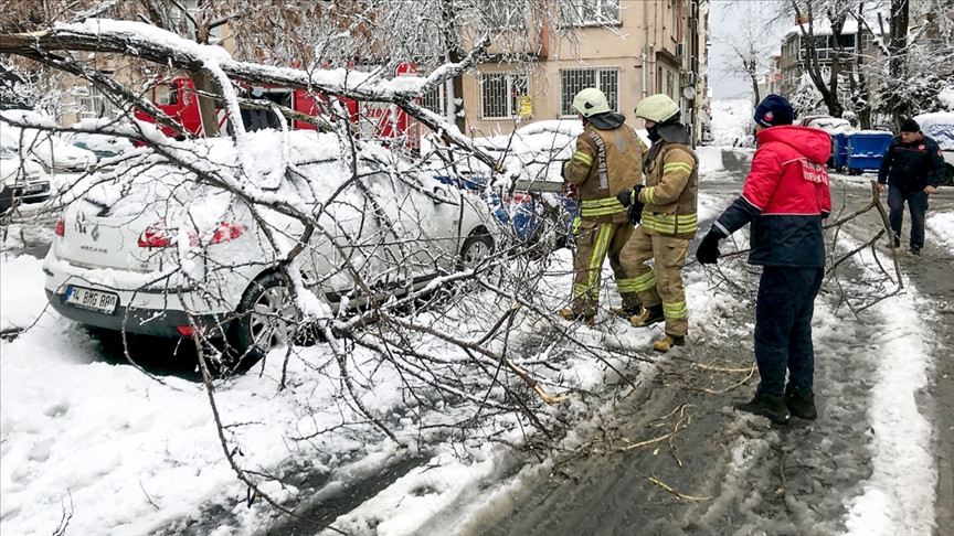 İstanbul'da kar yağışı ve fırtına: Çatılar çöktü, yüzlerce ağaç ve direk devrildi
