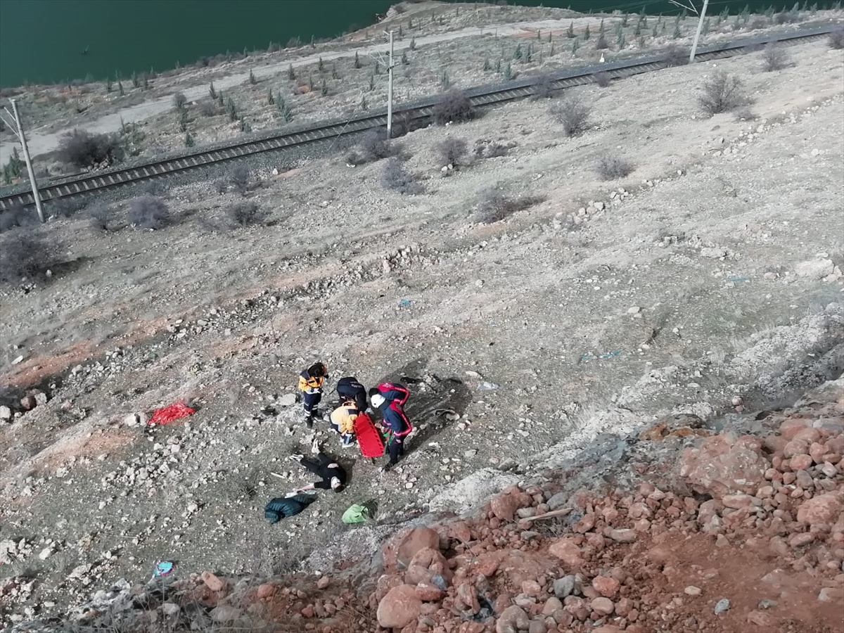 Malatya'da kayalıklardan düşen genç yaralandı
