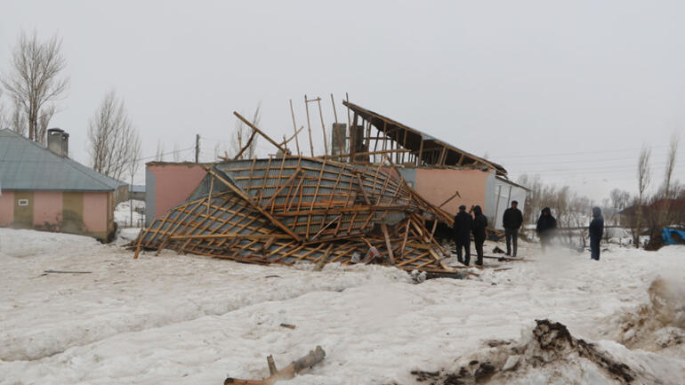Yüksekova’da fırtınada çatıları uçan aile büyük korku yaşadı