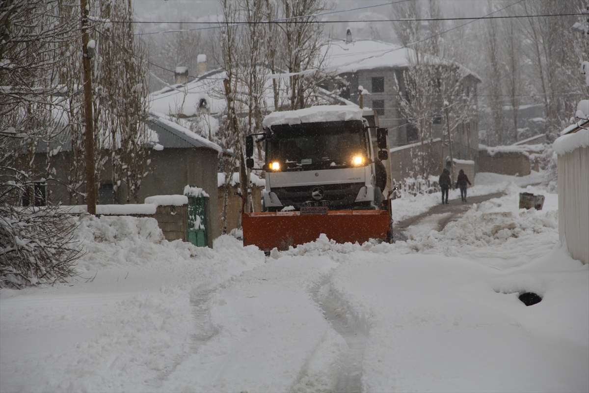 Yoğun kar yağışı nedeniyle 169 yerleşim birimine ulaşım sağlanamıyor