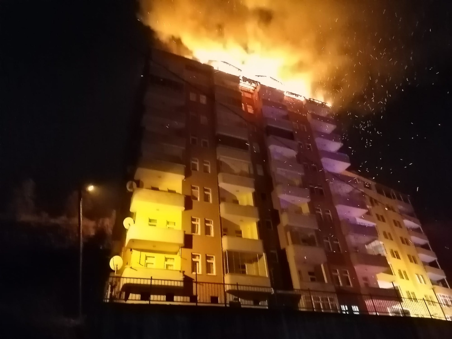 Yangın paniğe yol açtı. 9 katlı binada tahliye