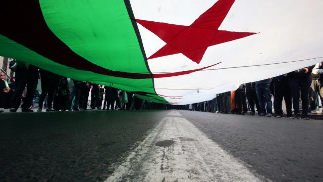 Cezayir'de erken seçim için parlamento feshedildi