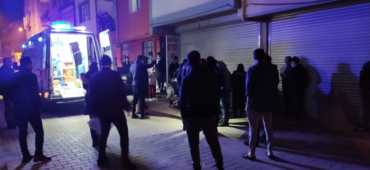 İzmir'de sokak ortasında bıçaklanan kadın kurtarılamadı