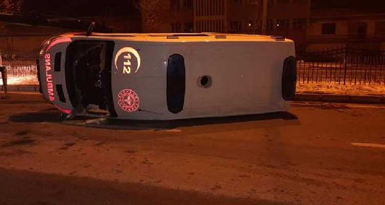 Kırşehir'de ambulans devrildi: 3 yaralı