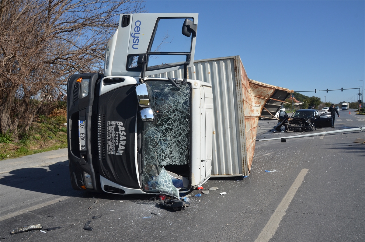 Antalya'da otomobil ile kamyon çarpıştı: 3 yaralı