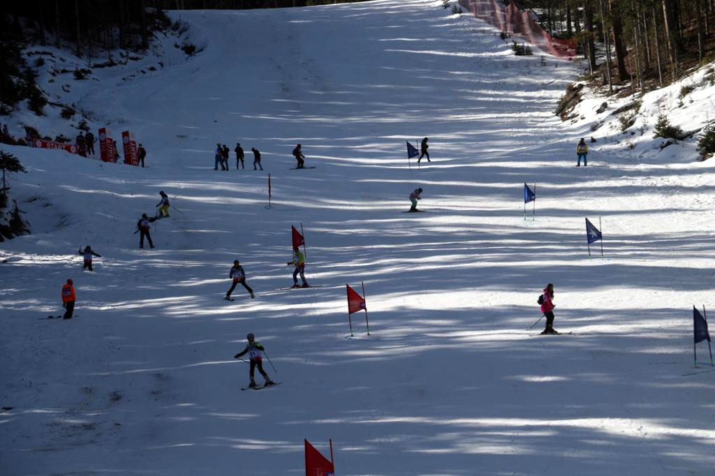Diplomatlar kayak pistinde yarıştı