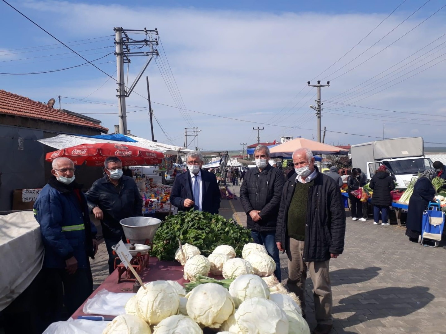 İYİ Partililer Ergene'de pazarda esnaf ile buluştu