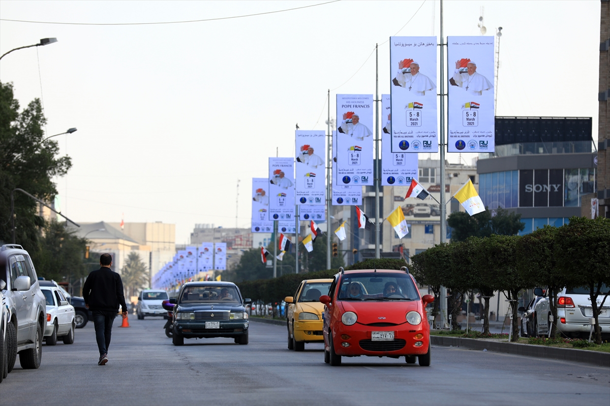 Papa'nın afişleri Irak sokaklarında