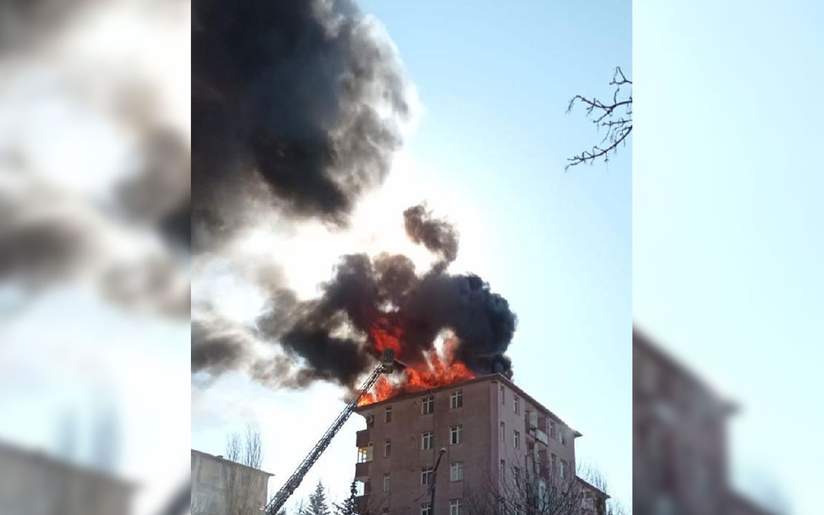 Eyüpsultan'da bir evin çatısı alev alev yandı