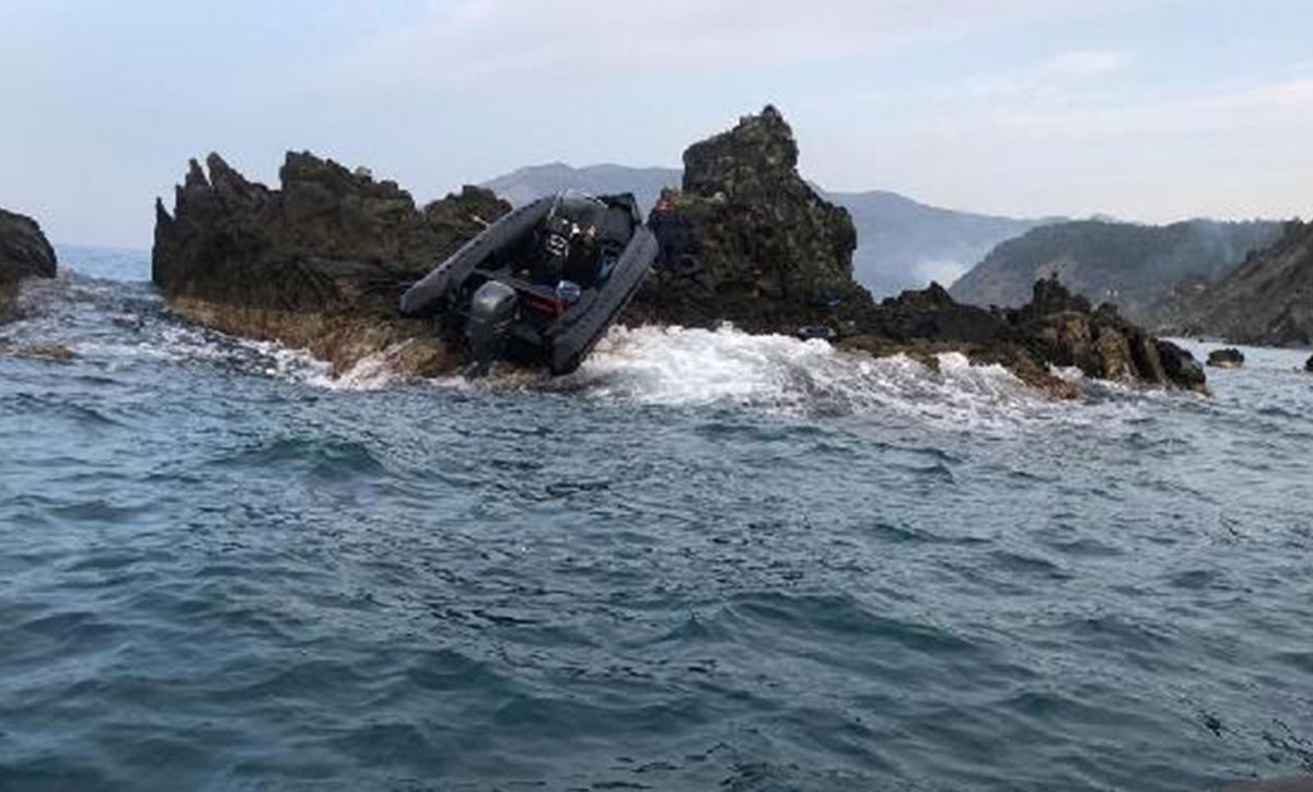 Kayalıklara çarpan tekneden 19 göçmen kurtarıldı