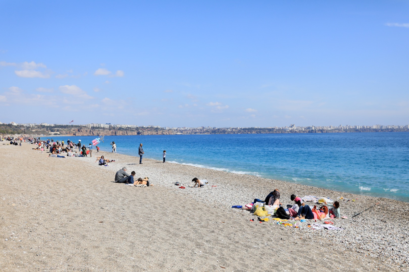 Antalya'da sahiller ve parklar doldu